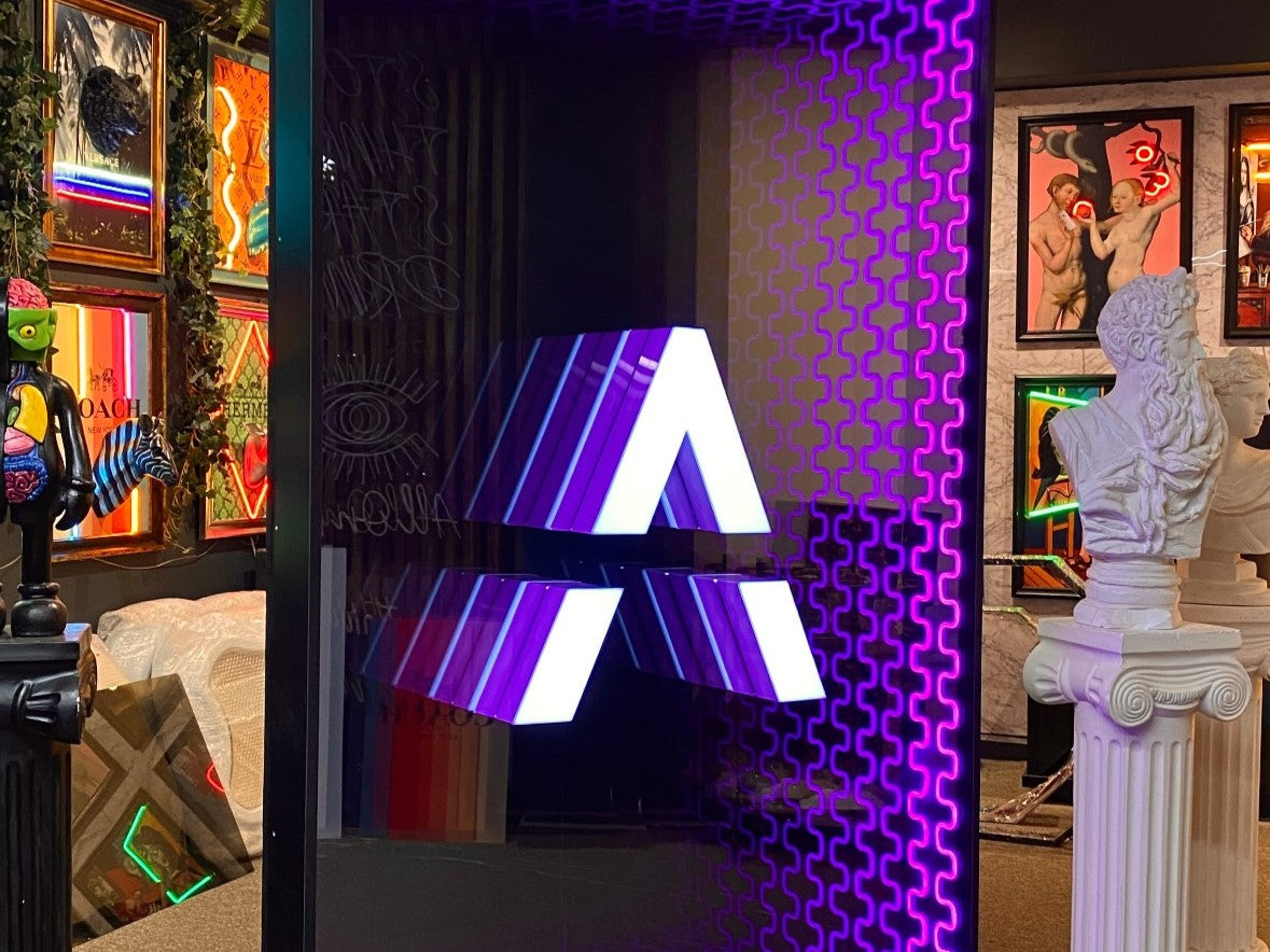 how do infinity mirrors work